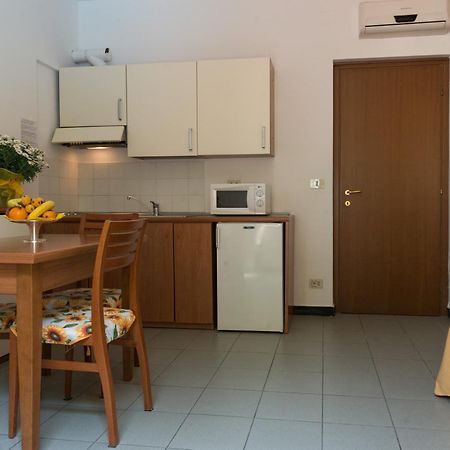 Coccodrillo Hotel & Apartments ヴァラッツェ エクステリア 写真
