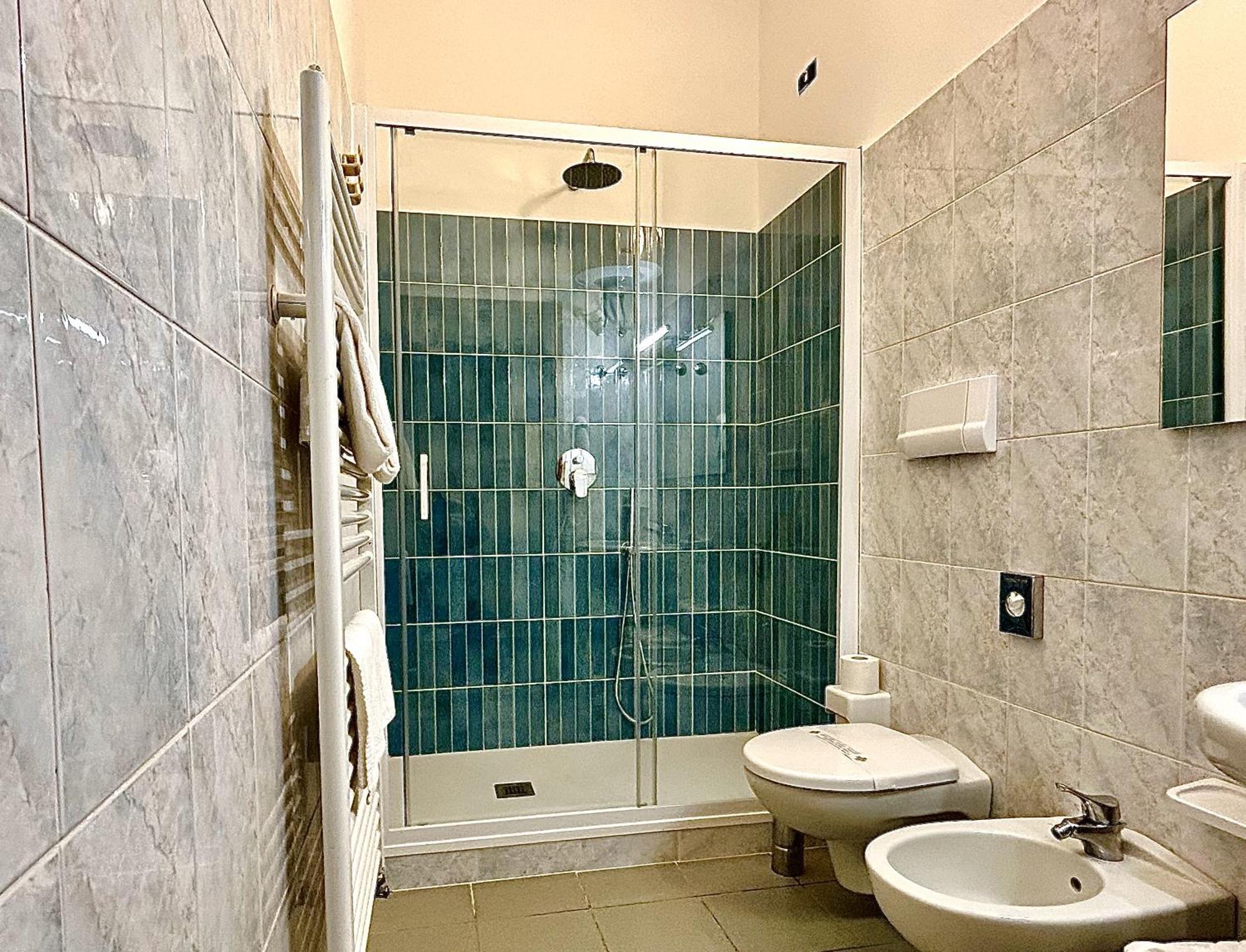 Coccodrillo Hotel & Apartments ヴァラッツェ エクステリア 写真