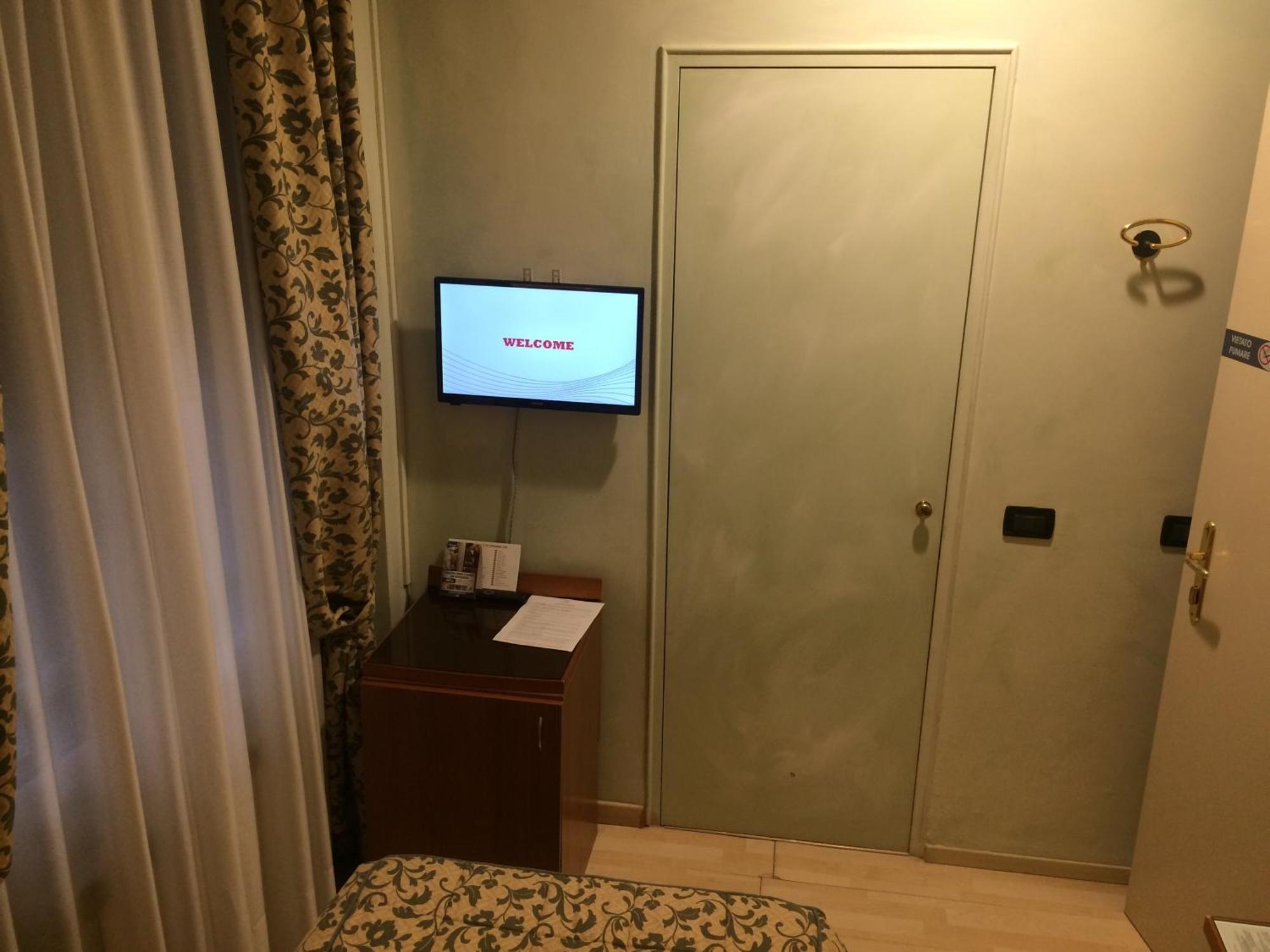 Coccodrillo Hotel & Apartments ヴァラッツェ エクステリア 写真