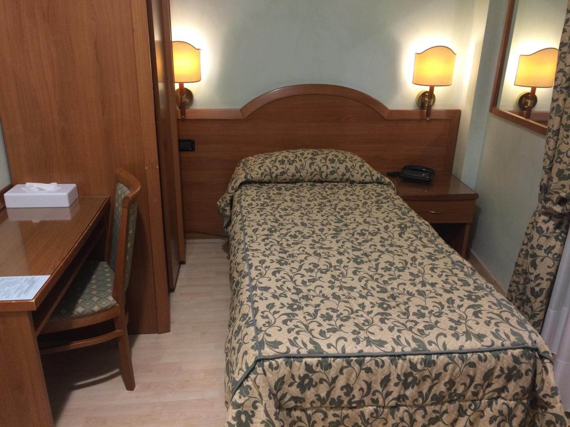 Coccodrillo Hotel & Apartments ヴァラッツェ エクステリア 写真