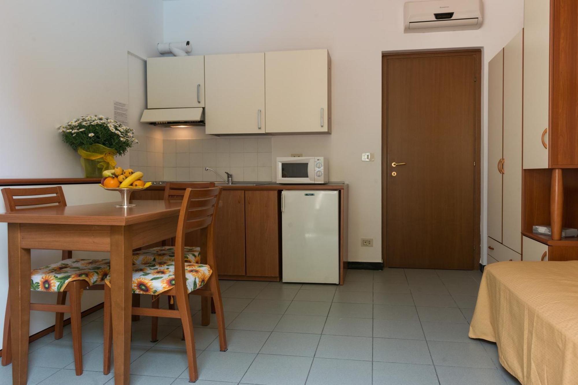 Coccodrillo Hotel & Apartments ヴァラッツェ エクステリア 写真